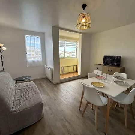 Renove 2 Pieces Avec Balcon, A 200m De La Plage, St Hilaire De Riez - Fr-1-224c-318 *